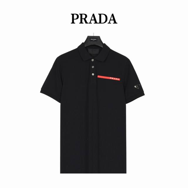 Prada 普拉达 24Ss 硅胶饰条polo短袖 胸前经典红色皮标字母logo 典型精准的英式版型裁剪 各年龄段均可驾驭 满足任何日常生活工作场所穿着所需 上